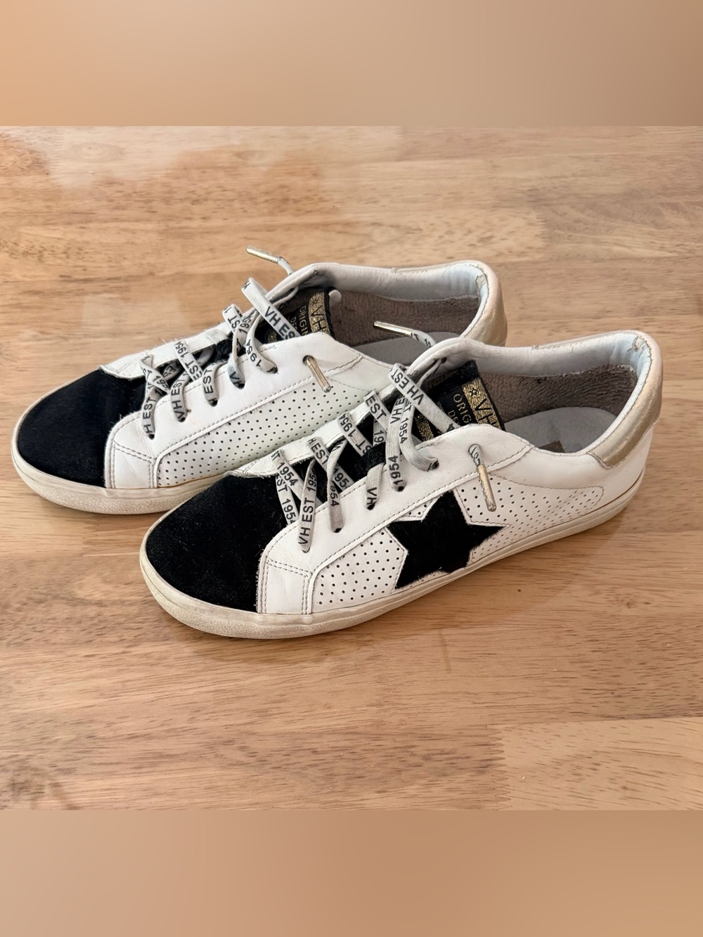 Vintage Havana White and Black Star Sneakers - Picture 2 of 2